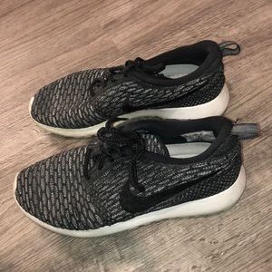 NIKE ROCHE RUNNING SHOES